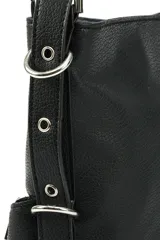 Bandolera color beige con correa ajustable, bolsillo grande y dos bolsillos pequeños frontales con cierre.