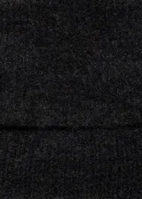 Top de punto color gris oscuro, sin mangas y con cuello alto.