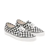 Zapatillas Vans modelo UA Authentic 44 DX con estampado a cuadros blancos y negros.