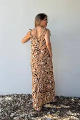 Vestido largo color camel con estampado abstracto en negro, blanco y rosa.