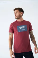 Remera de algodón color bordó con estampado rectangular azul con letras blancas en el frente.