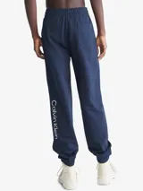 Jogger de algodón azul con cintura elástica, bolsillos laterales y trasero, con logo bordado de Calvin Klein.