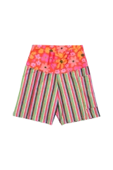 Short estilo biker con cintura de tiro alto que se puede doblar para usar a la cadera. Tiene un bolsillo lateral.