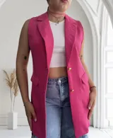 Chaleco fucsia sin mangas con cierre frontal y diseño de solapas.