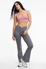 Calza gris de corte oxford, con cintura alta cruzada.