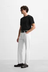 Camiseta slim fit de cuello redondo y manga corta, confeccionada en tejido de algodón con elasticidad.