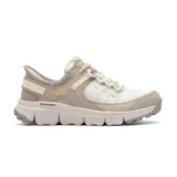 Championes de trekking Skechers Slip-ins Summits AT, color beige y blanco, con capellada de cuero sintético y malla, ajuste con cordones, tecnología Heel Pillow y plantilla Air-Cooled Memory Foam.