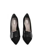 Zapato stiletto negro con puntera y talón de cuero gamuzado, laterales de cuero vacuno texturizado, tacón geométrico revestido en material brillante y plantilla acolchada.