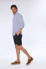 Bermuda color beige, de corte clásico, confeccionada en algodón y spandex.