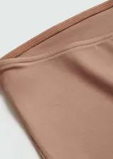 Top strapless color piel, de corte crop y diseño ajustado.