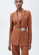 Pantalón de vestir color ladrillo, de tiro alto, corte recto y largo. Confeccionado en tejido mezcla de algodón y lino, con cierre delantero de cremallera, doble gancho y botón interior.