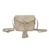 Bandolera color beige con tapa y broche magnético, apertura superior con cierre, detalle de trenzas artesanales y pompones en el frente, correa larga regulable y bolsillos internos.