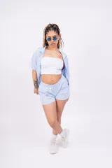 Short celeste a rayas verticales blancas, de lino con lycra.
