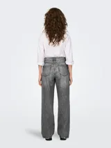 Pantalón de jean gris lavado de pierna ancha con rayas verticales blancas y tiro alto con cierre de botones.