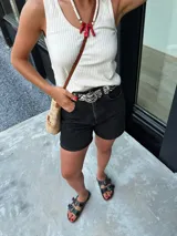 Bandolera de rafia natural con detalles en cuero, tejido de crochet y forro.