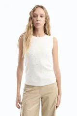 Blazer blanco con solapas de muesca, cierre frontal con botón y corte recto.