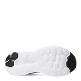 Championes New Balance 411 V3 negros con detalles plateados y suela blanca.