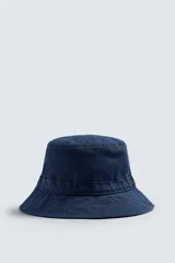 Sombrero tipo bucket azul marino de algodón con efecto lavado y ala ancha con pespuntes.