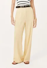Pantalón de vestir color marrón, de corte recto y tiro alto, con bolsillos laterales y presillas para cinturón.