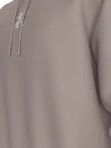 Buzo con capucha color topo, con logo de Calvin Klein Jeans estampado en el pecho.