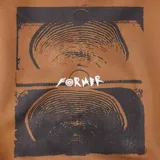 Sudadera con capucha (canguro) color mostaza, de corte holgado, con bolsillo canguro frontal y un pequeño parche estampado con el logo de la marca en el pecho izquierdo.