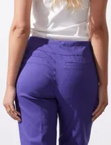 Pantalón capri verde esmeralda de gabardina elastizada, marca Zac & Reachel. Tiene pretina ancha elastizada y bolsillos simulados en la parte delantera y trasera.