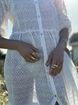 Anillo plateado con textura irregular y diseño rústico.