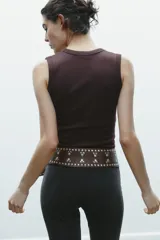 Camiseta negra de corte ajustado (slim fit) con escote pico pronunciado y manga sisa.