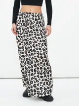 Falda larga de animal print con estampado de leopardo en tonos marrón y negro sobre fondo blanco.