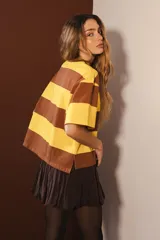 Remera de algodón a rayas horizontales marrones y amarillas, de corte cuadrado y mangas cortas.