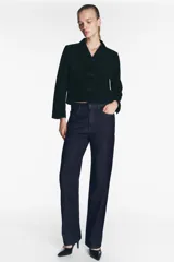 Pantalón de jean negro con corte recto, tiro medio, cinco bolsillos y detalle de banda lateral a contraste en color negro más oscuro.