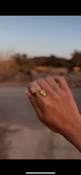 Anillo dorado con diseño de coral marino.