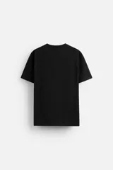 Camiseta negra de algodón con elasticidad, corte slim fit, cuello en V y mangas cortas.