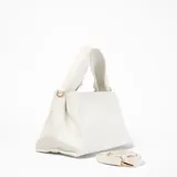 Bandolera blanca de cuero sintético con correa ajustable y herrajes dorados.