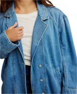 Tapado largo de denim celeste con solapas marcadas y diseño clásico.