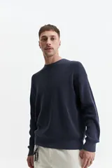 Buzo de punto azul marino, de corte oversize, con cuello redondo y puños.