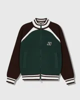 Campera de punto de algodón de grosor medio, con cierre frontal, cuello alto y puños y cintura en rib con franjas blancas y marrones. El cuerpo es verde oscuro y las mangas son marrones. Lleva un parche bordado con doble logo en el pecho.
