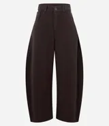 Pantalón barrel de sarga color marrón oscuro, con cintura alta, trabillas, bolsillos laterales y traseros.