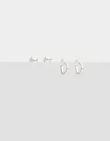 Set de dos pares de aros bañados en plata: un par de aros tipo botón con forma de corazón y un par de aros tipo argolla.