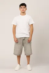 Bermuda gris claro con efecto lavado, corte amplio y largo hasta la rodilla.