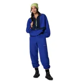 Pantalón negro de mujer, de corte recto y tiro alto, con cintura elástica ajustable con cordón, bolsillos laterales y bolsillo adicional en la pierna. Cuenta con puños ajustables con cordón y forro de malla para mayor transpirabilidad.