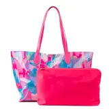 Cartera shopper de símil cuero con diseño multicolor en tonos fucsia, celeste y blanco. Tiene acceso abierto, un bolsillo interno con cierre, asas fijas y herrajes plateados.