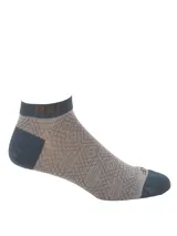 Calcetines tobilleros grises con diseño geométrico en marrón y puntera y talón en azul.