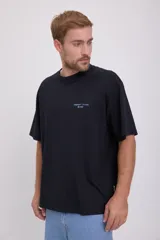 Camiseta negra de manga corta y cuello redondo con estampado en la espalda con la frase "Art District" y el número 1990.