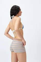 Short tejido a rayas horizontales en tonos beige y gris, con cintura ancha elastizada.