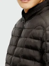 Campera puffer Diesel modelo W-Pilot, color negro, con cuello alto, cierre frontal con cremallera, bolsillos laterales con cierre y diseño acolchado horizontal.