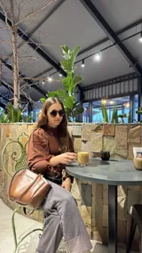 Blusa marrón de muselina de algodón con elástico en el escote, puños y espalda.
