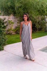 Vestido largo rojo de muselina con rayado de lino, corte suelto y breteles finos.