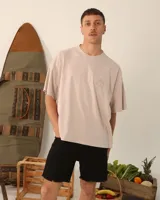 Remera color beige de jersey 100% algodón, estilo oversize de largo corto con estampado pequeño en el frente.