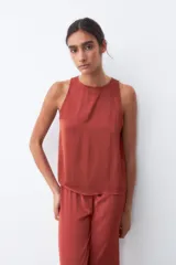 Musculosa color ladrillo con cuello redondo y sisas amplias.